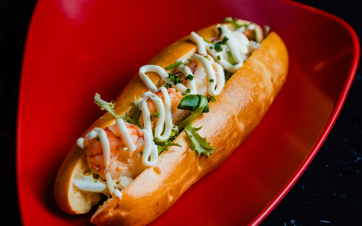 Brioche de gambón: brioche relleno de gambón con mayonesa japonesa