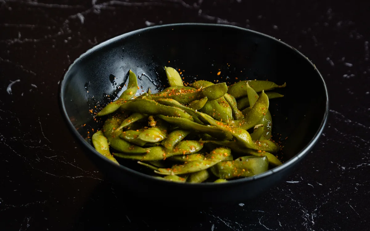 Edamame: vainas de soja al vapor o fritas con shichimi y sal maldón