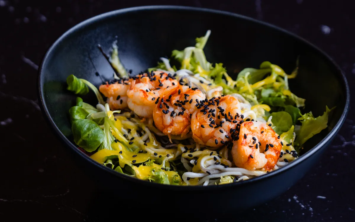 Ensalada Nakama: mezclum de brotes con angulas y aliño de la casa