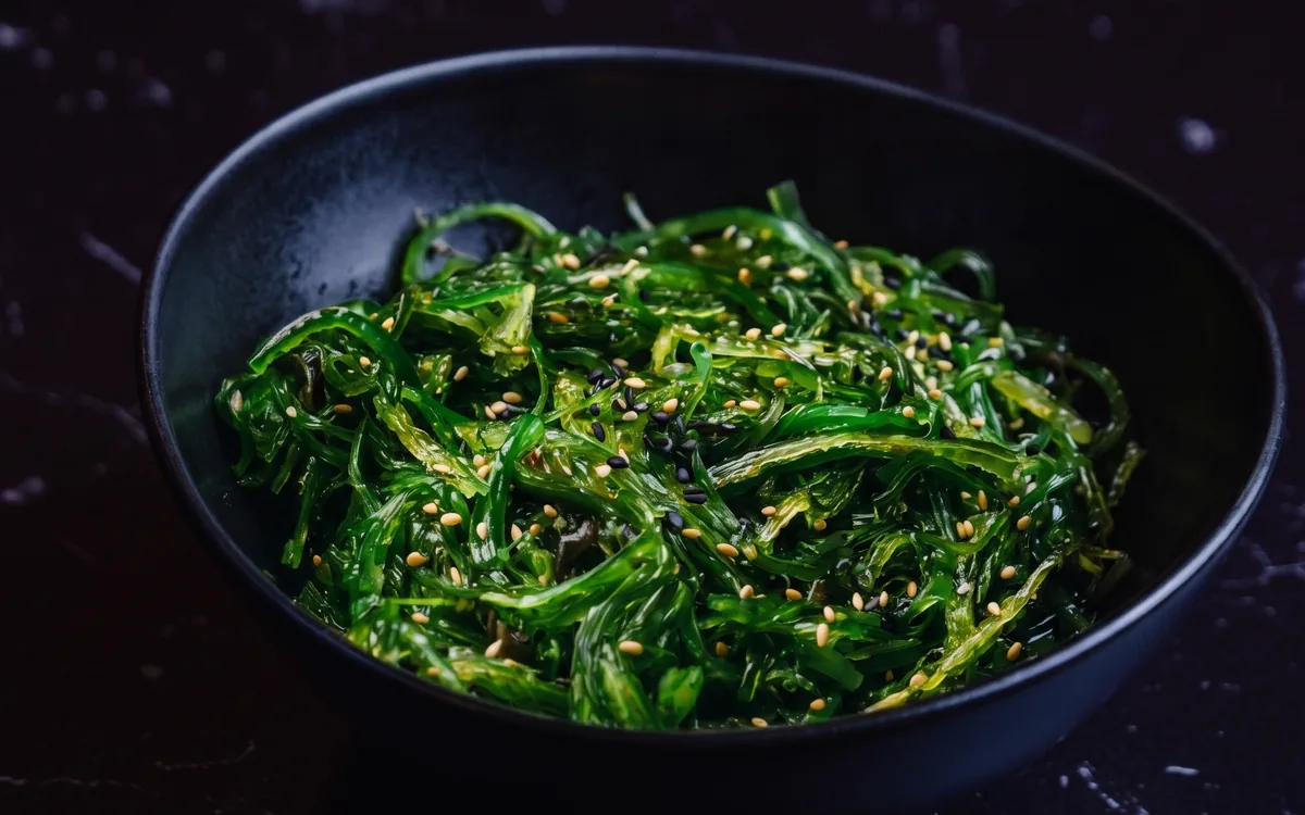 Ensalada Wakame: algas wakame japonesas aliñadas con sésamo y soja