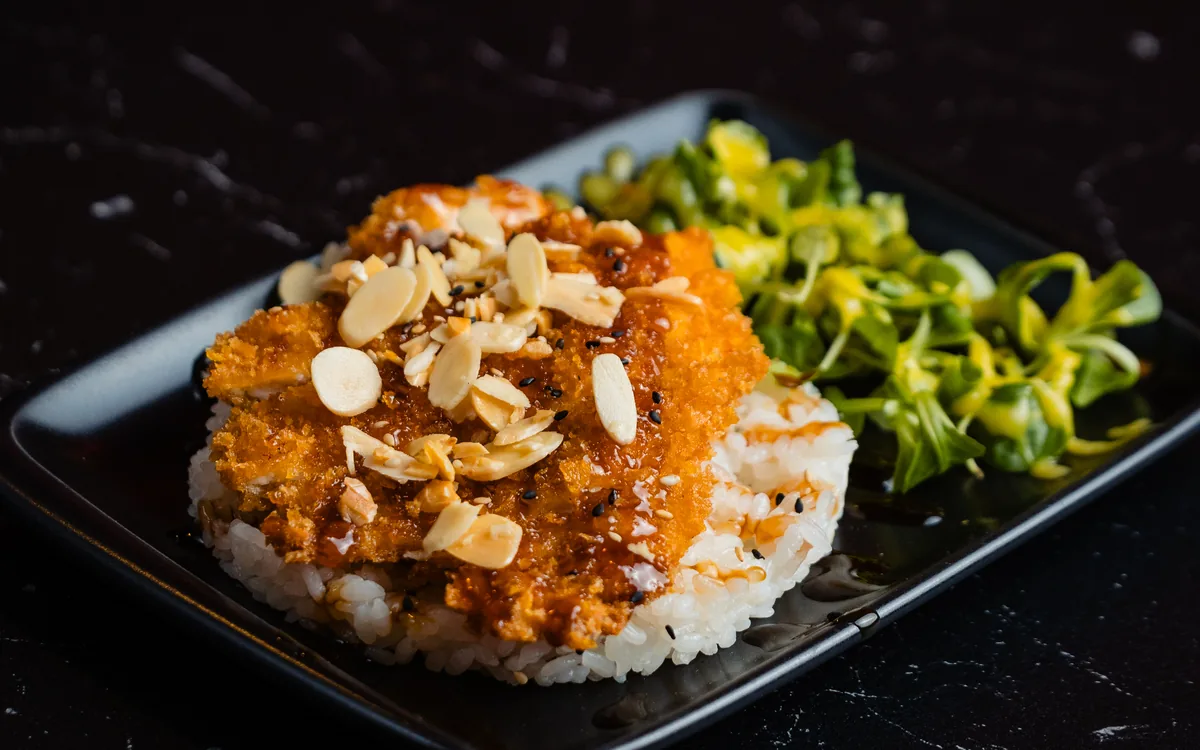 Pollo Katsu: pollo marinado y empanado en panko japonés