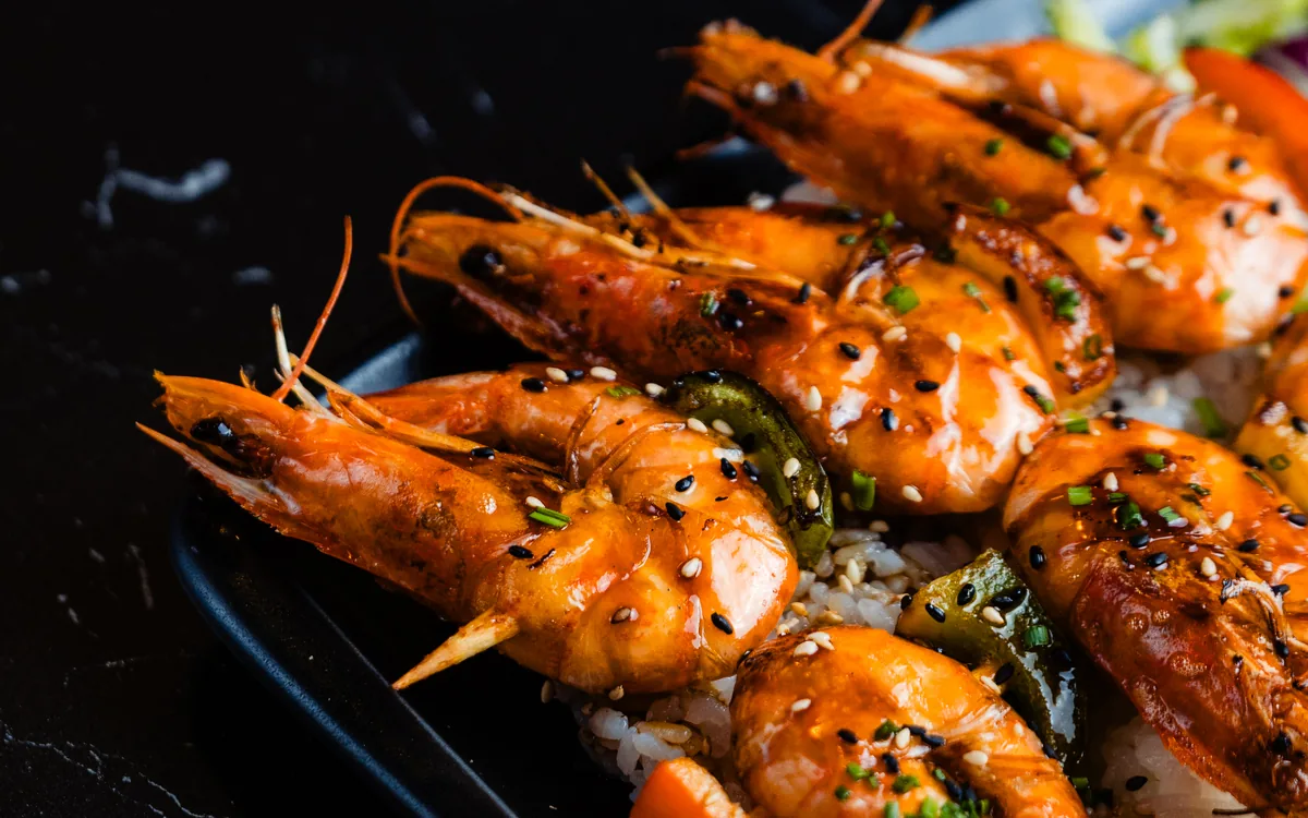 Yakitori de langostino: brochetas de langostino a la plancha con salsa teriyaki