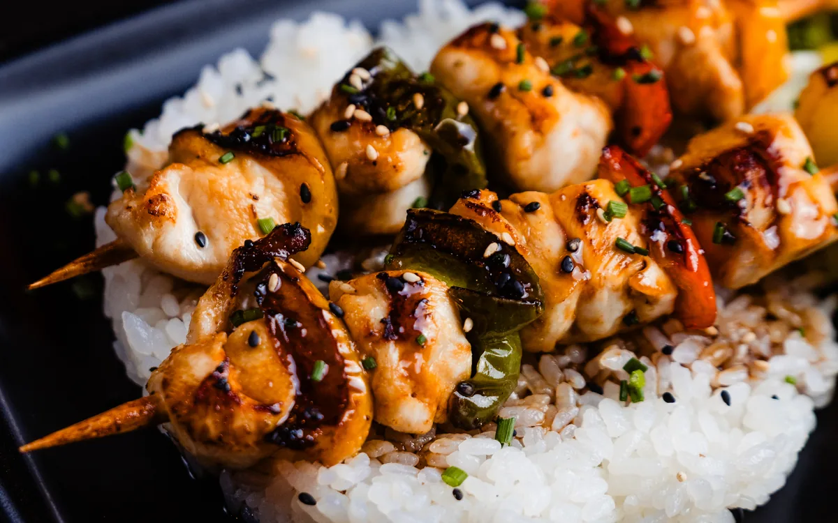 Yakitori de pollo: brochetas de pollo a la plancha con salsa teriyaki