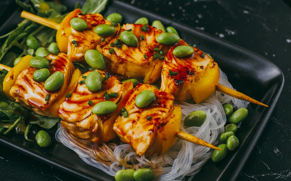 Yakitori de salmón: brochetas de salmón a la plancha con salsa teriyaki