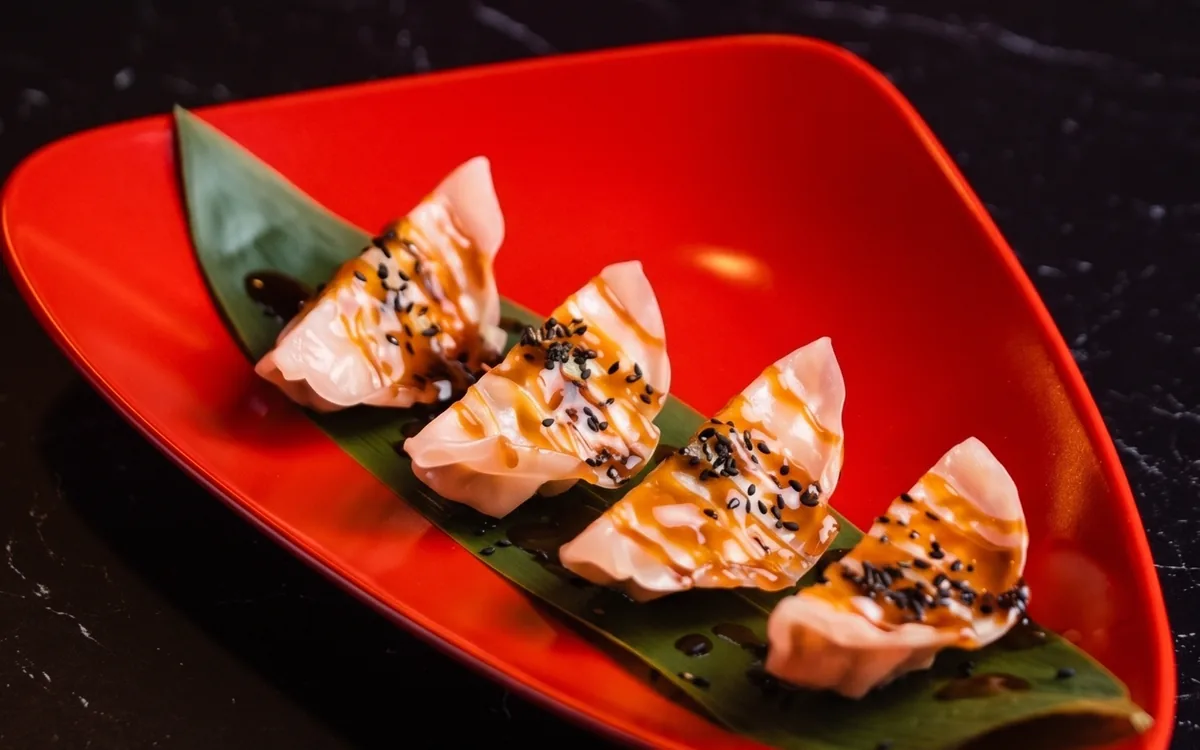 Gyozas de langostinos: langostino picado con un toque de sésamo