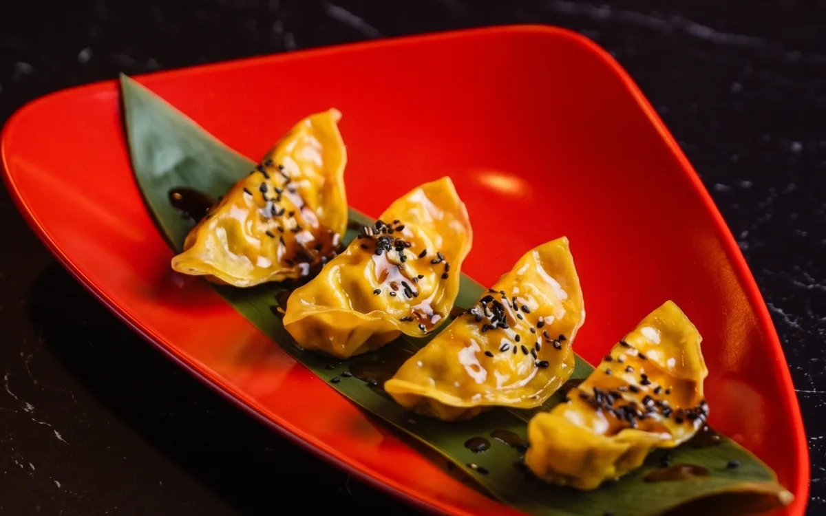 Gyozas de pollo curry: pollo picado con curry japonés y verduras