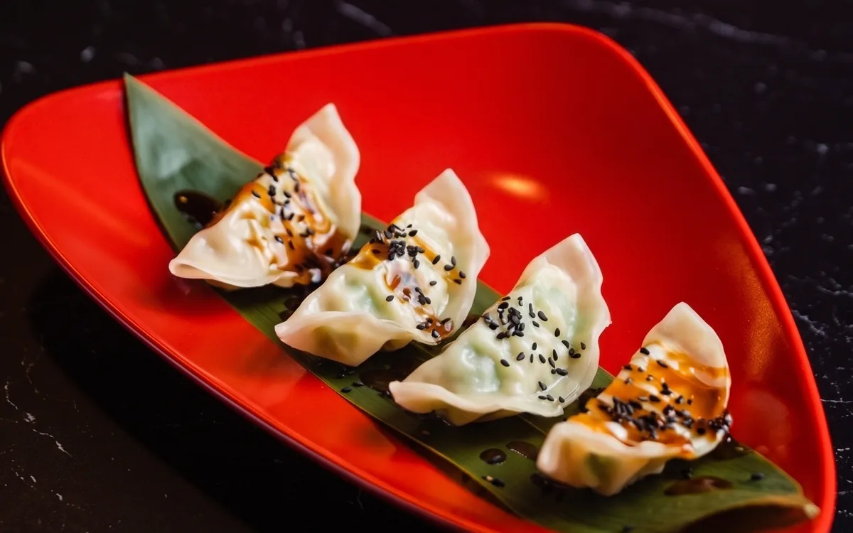 Gyozas de verduras: empanadillas japonesas al vapor rellenas de verduras