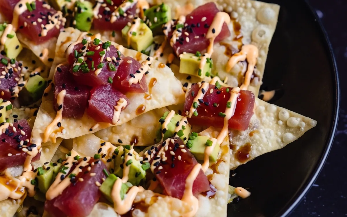 Japo Nachos Atún: wan tun crujiente, atún, guacamole de edamame y salsa unagi