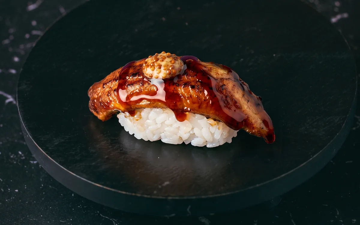 Nigiri de anguila mostaza: anguila con salsa de mostaza sobre arroz
