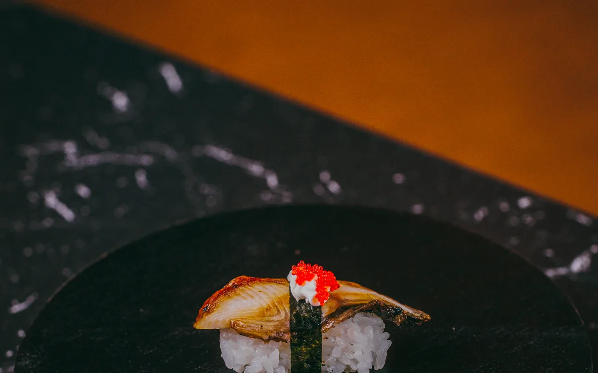Nigiri de anguila: anguila glaseada con salsa unagi sobre arroz