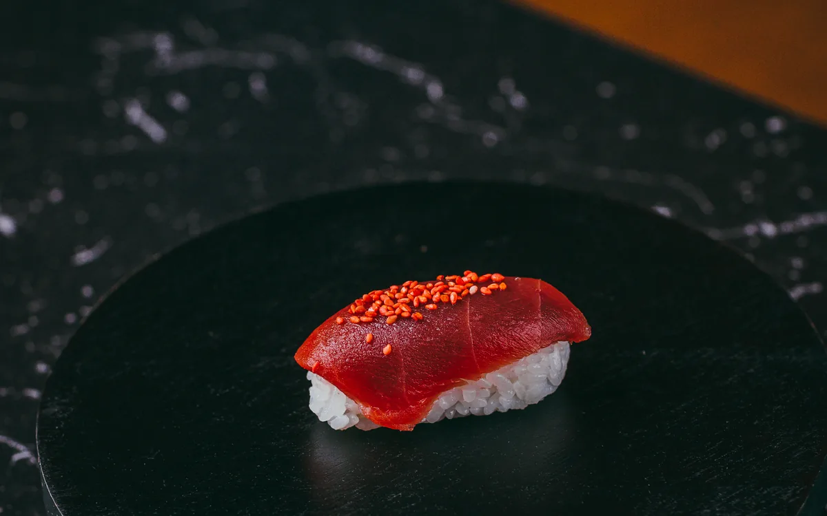 Nigiri de atún: arroz avinagrado con lámina de atún rojo