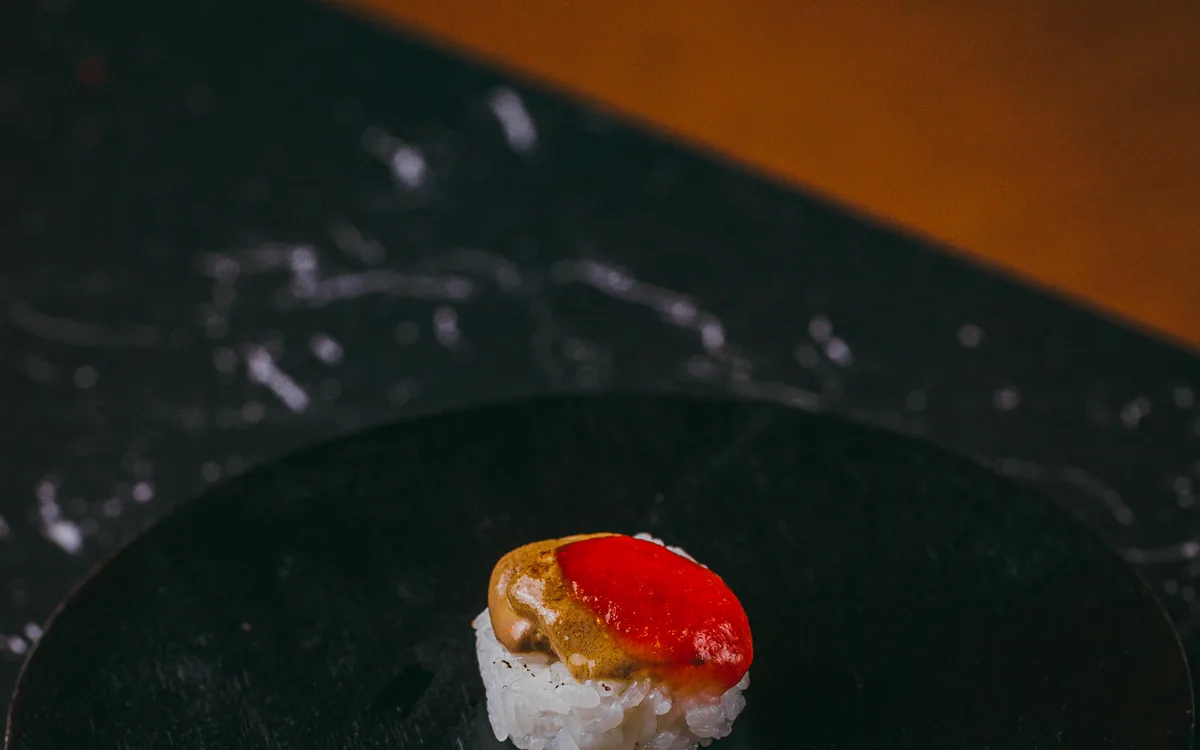 Nigiri de foie y mermelada: foie flambeado sobre arroz con mermelada de frutos rojos