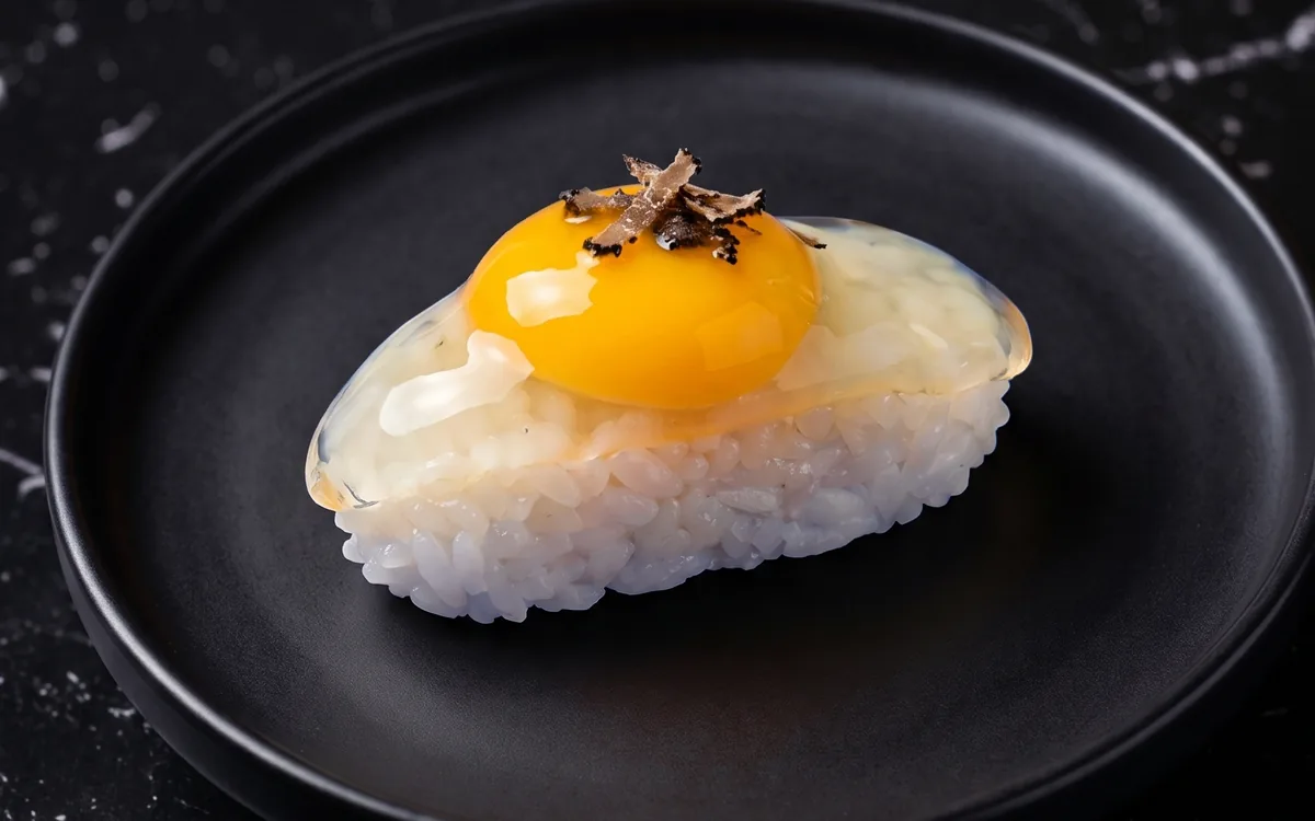 Nigiri de huevo de codorniz trufado: huevo de codorniz trufado sobre arroz avinagrado