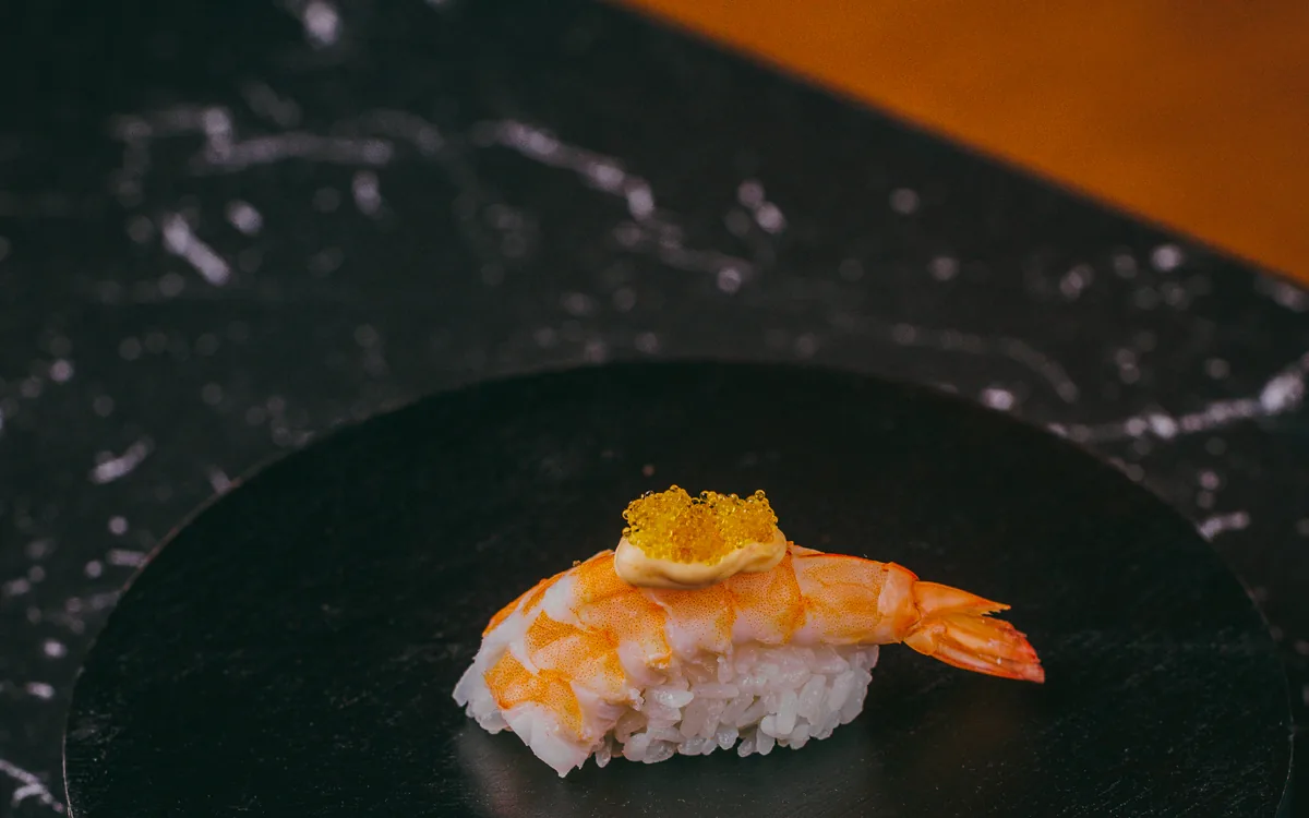 Nigiri de langostino: langostino cocido sobre arroz avinagrado