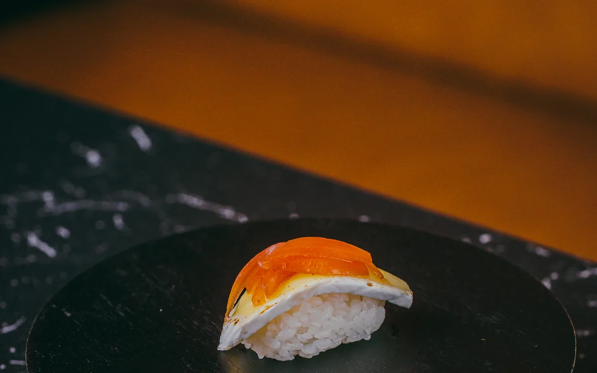 Nigiri de queso camembert: camembert flambeado sobre arroz con salsa unagi