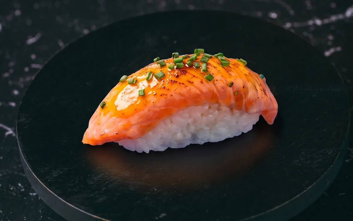 Nigiri de salmón caramelizado: salmón caramelizado sobre arroz avinagrado
