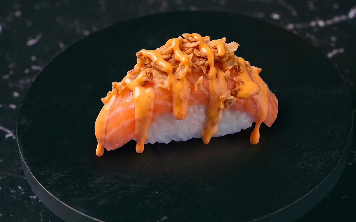 Nigiri de salmón crunchy: salmón sobre arroz con cebolla crujiente y unagi