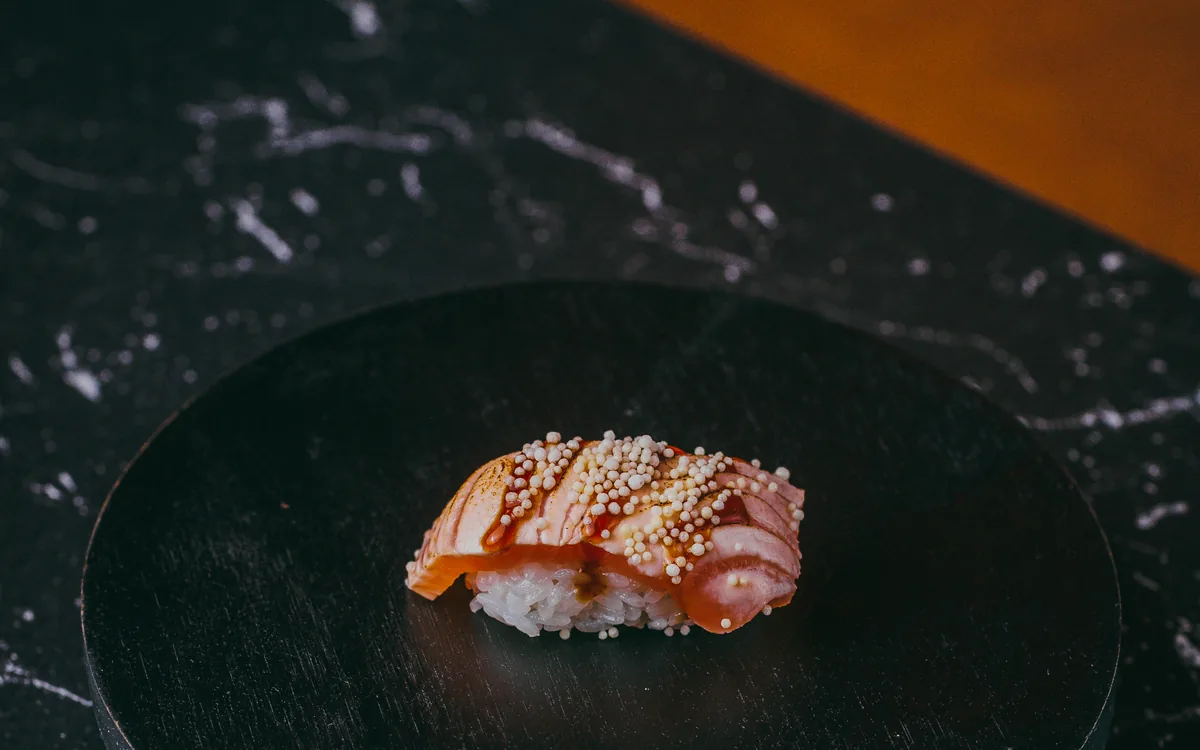 Nigiri de salmón flambeado: salmón flambeado sobre arroz con salsa unagi