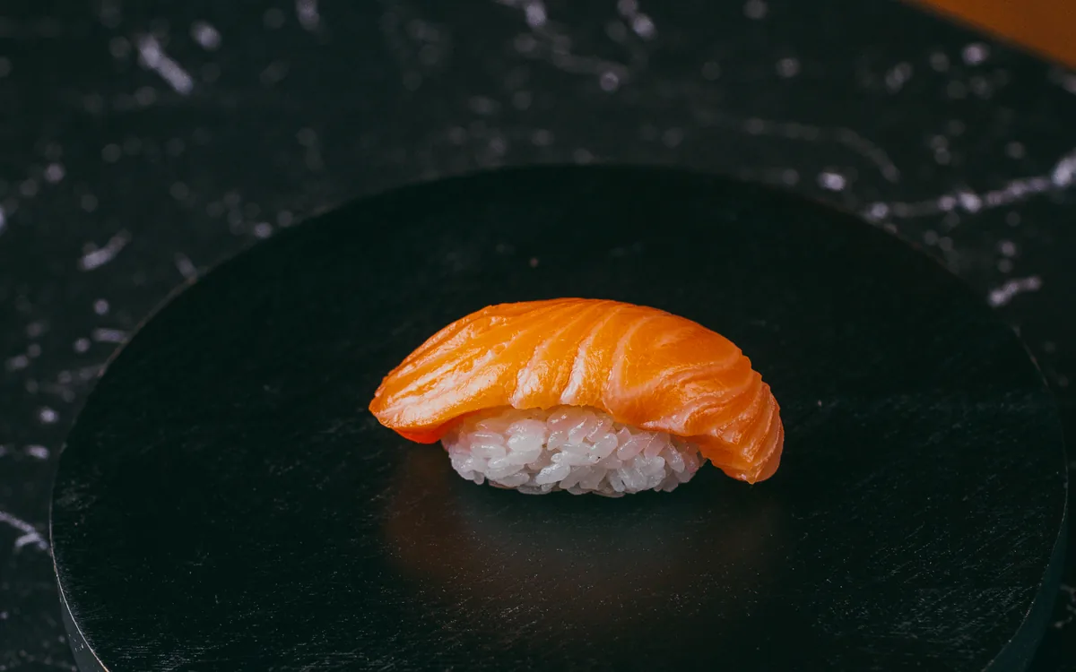 Nigiri de salmón: arroz avinagrado con lámina de salmón fresco