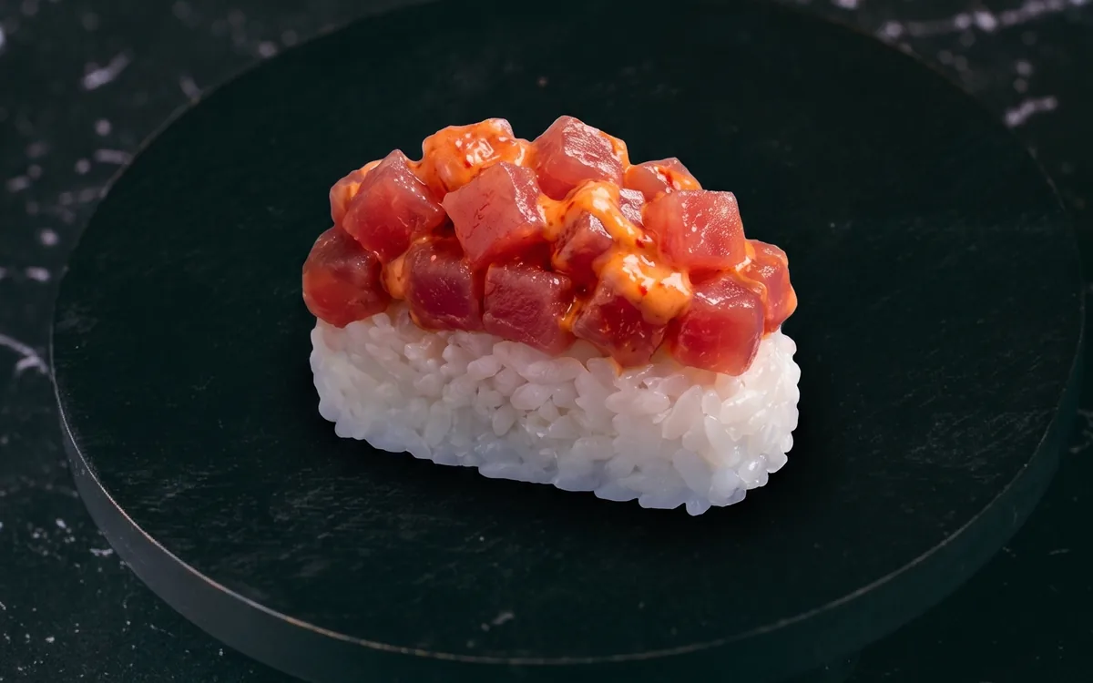 Nigiri de spicy tuna: atún picante sobre arroz con salsa sriracha
