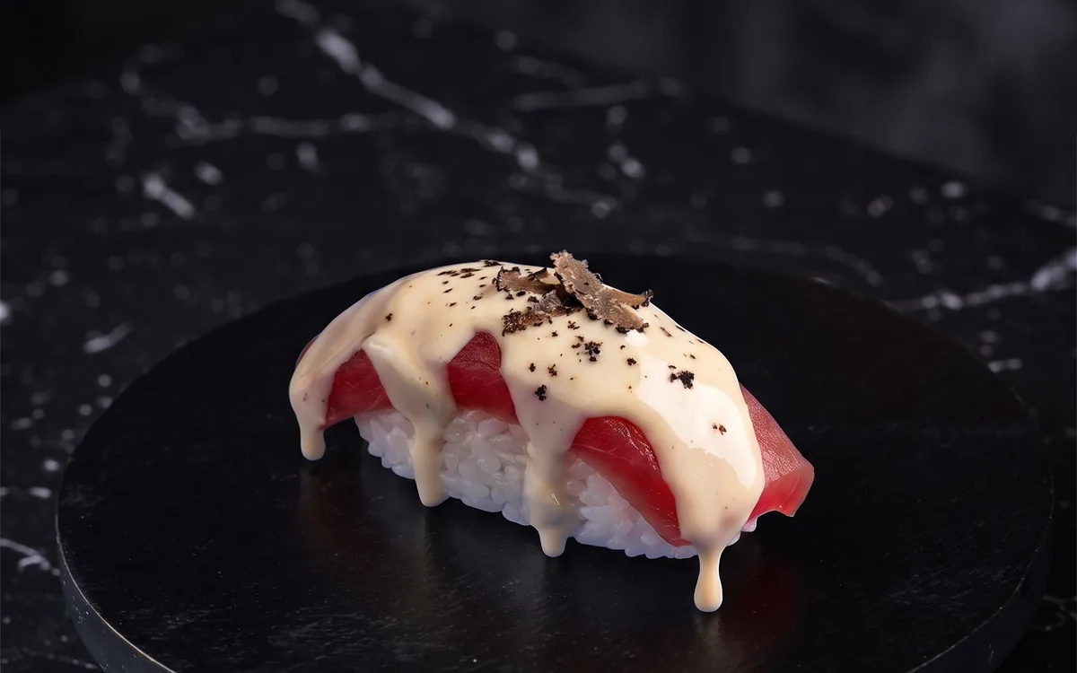 Nigiri de tuna tartufo: atún rojo sobre arroz con salsa de trufa y mayo japo
