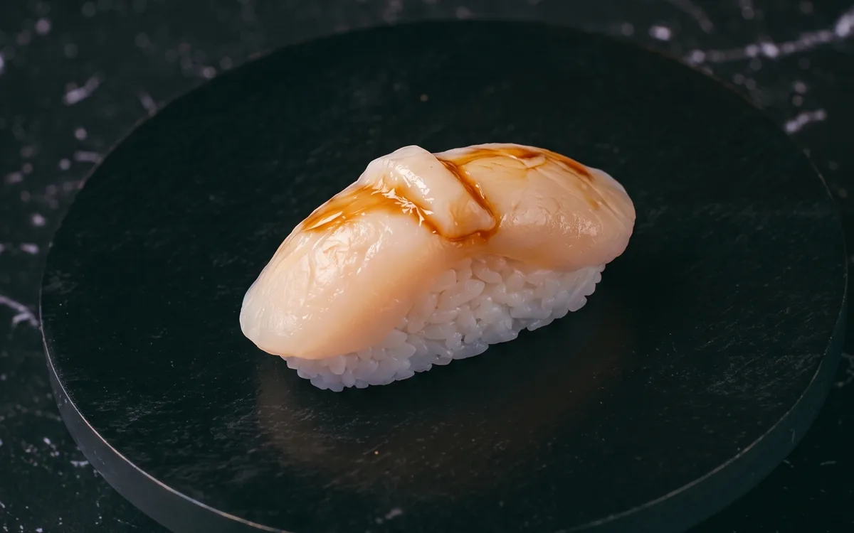 Nigiri de vieira: vieira sobre arroz avinagrado con mayonesa japonesa