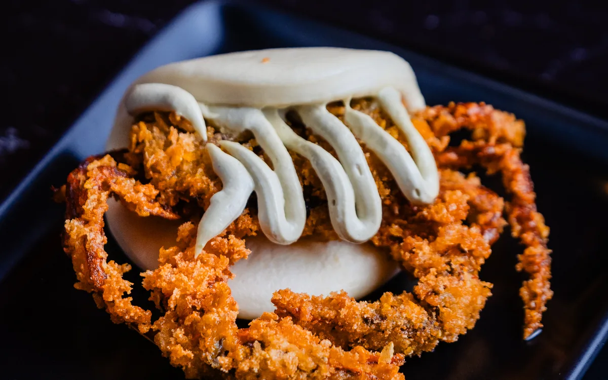 Bao Cangrejo: pan al vapor con cangrejo sazonado y salsa agridulce