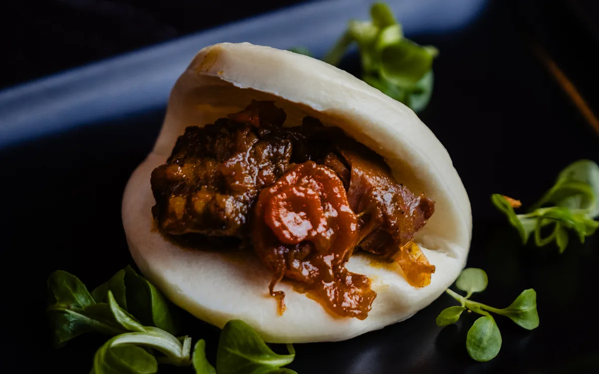 Bao Carrillada: pan al vapor con carrillada glaseada al teriyaki