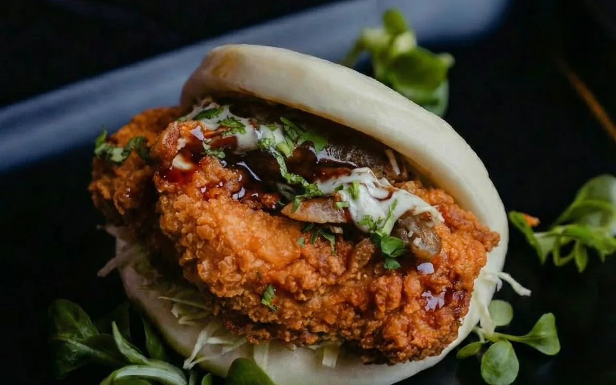 Bao Katsu: pan al vapor relleno de pollo katsu crujiente