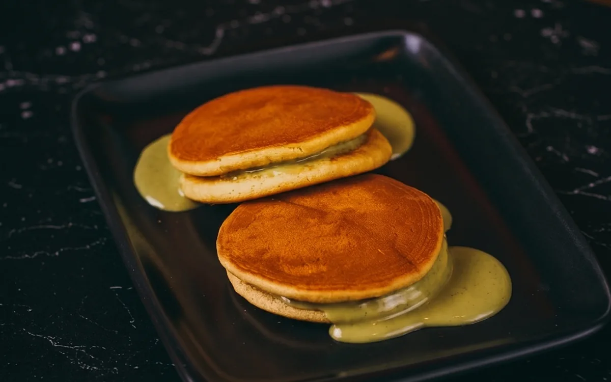 Dorayaki pistacho: bizcocho japonés relleno de crema de pistacho