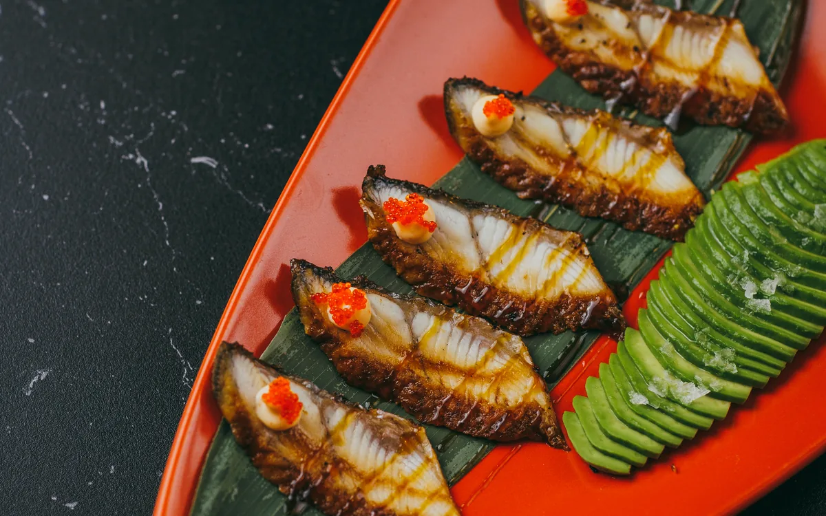 Sashimi de anguila: cortes de anguila con salsa unagi y sésamo