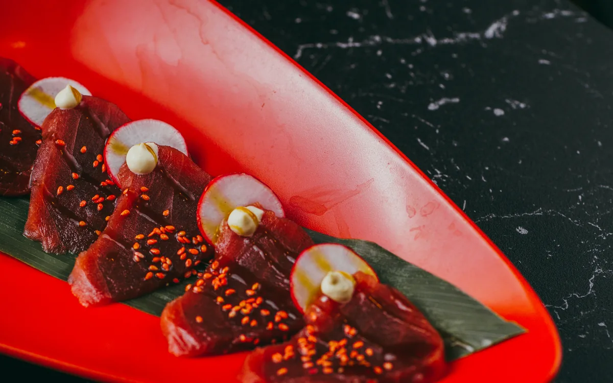 Sashimi de atún: cortes de atún rojo servidos con wasabi y jengibre