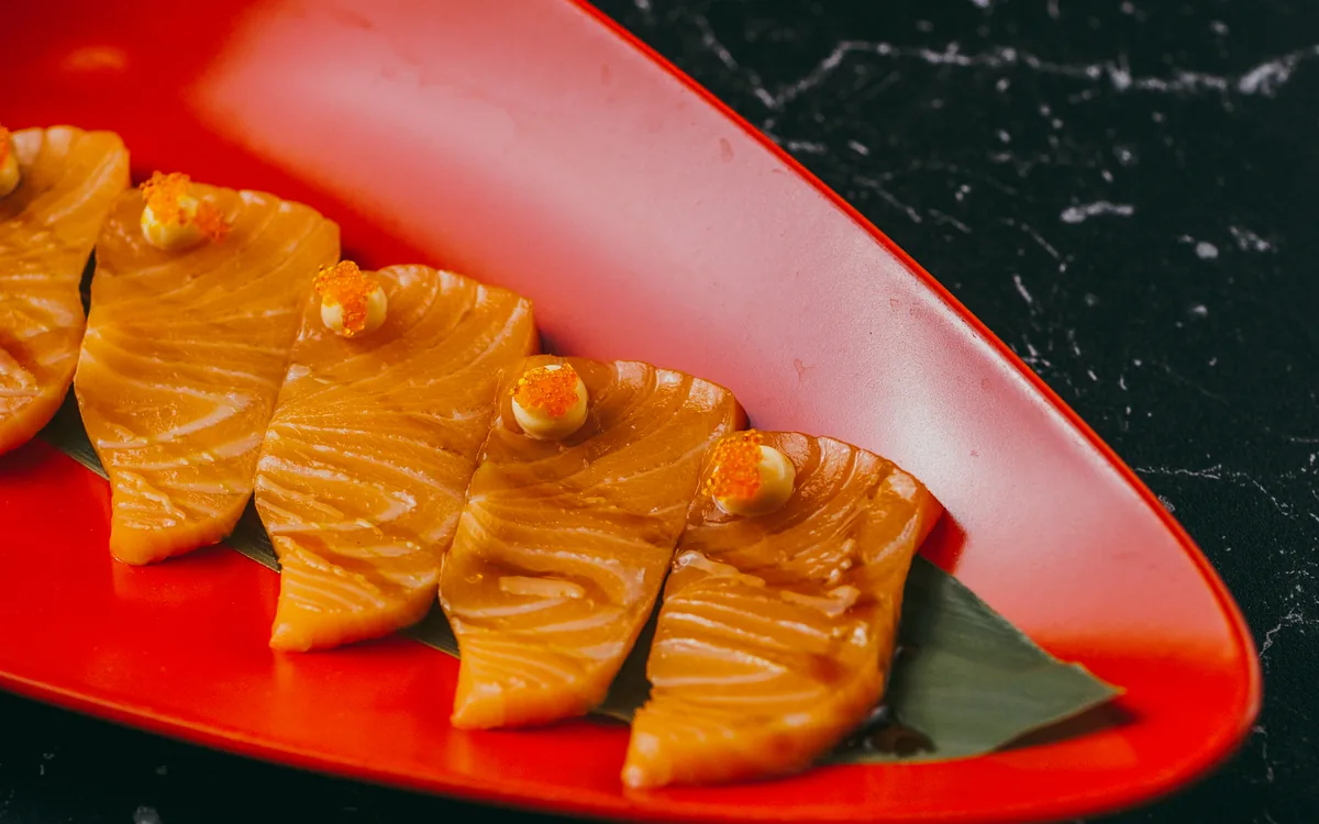 Sashimi de salmón: cortes de salmón fresco servidos con wasabi y jengibre