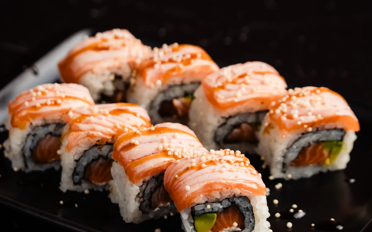 Aburi Roll: salmón aburi, aguacate y queso crema con salsa unagi