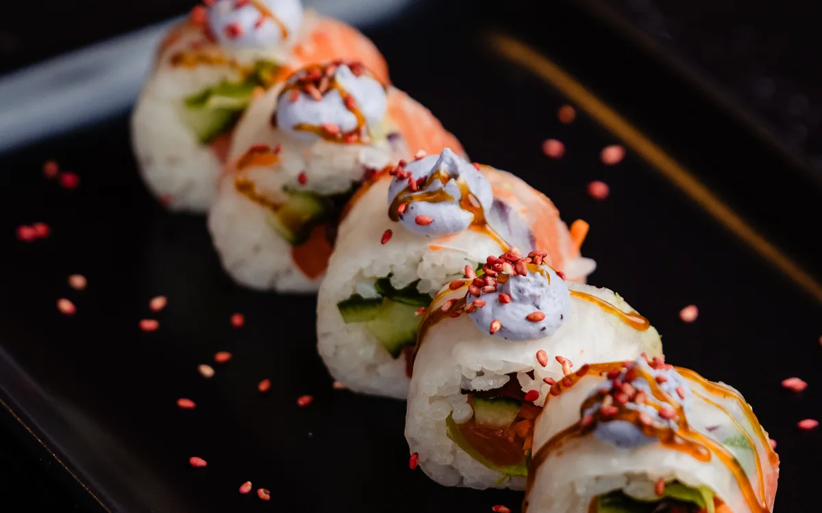 Crystal Fighter: salmón, aguacate, queso crema, lechuga y pepino en oblea de arroz