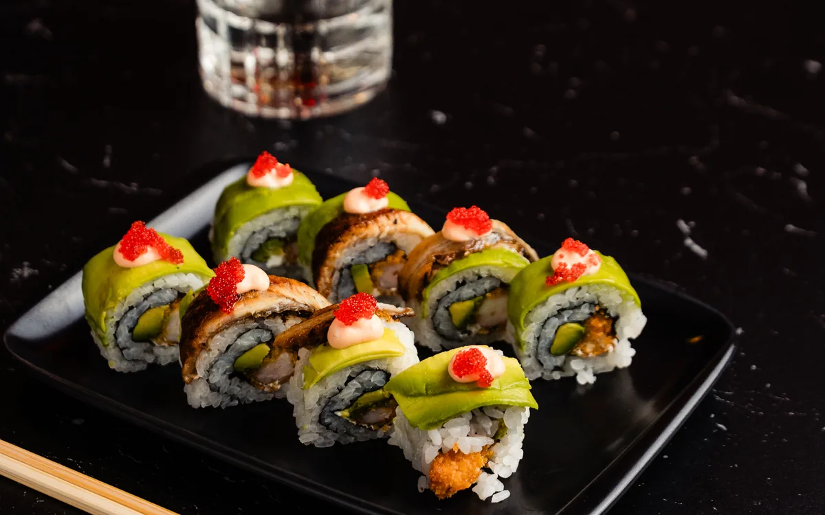 Dragon Roll: langostino tempura, espárrago y queso crema con aguacate y anguila