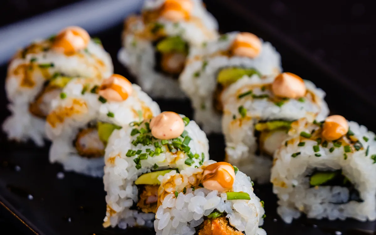 Eby Fry Roll: langostino panko, aguacate y queso crema con mayo spicy