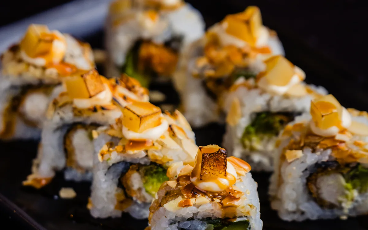 Katsu Almendrado: pollo katsu, aguacate y queso crema en almendra con teriyaki