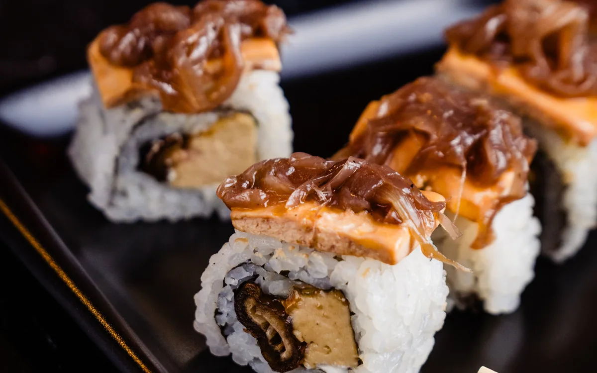 Nakama Roll: foie, dátiles y queso crema con micuit de pato flambeado