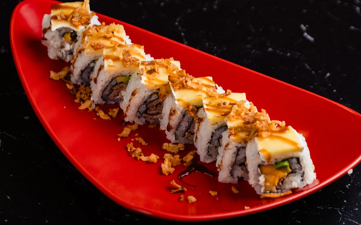 Roll Cheese Lover: queso azul y emmental en panko, queso flambeado y salsa unagi