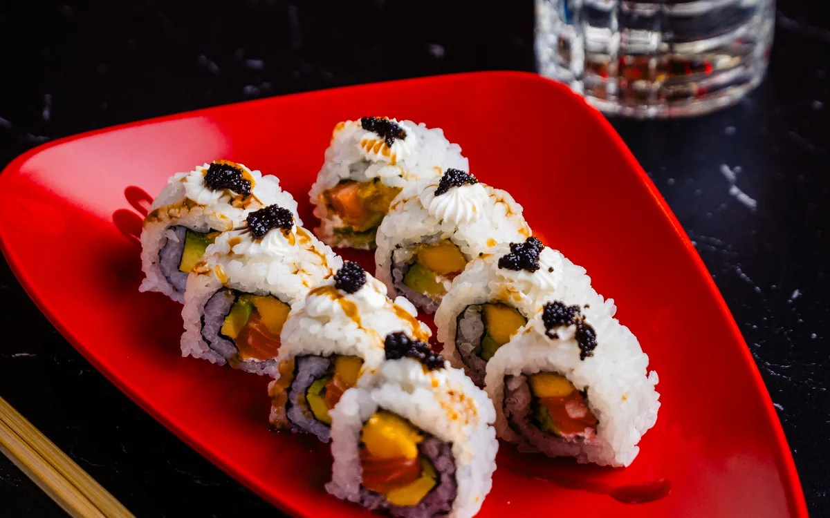 Salmona Mango: salmón, mango, aguacate y queso crema con tobiko negro