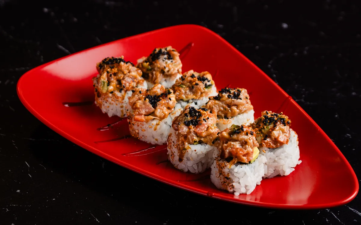 Spicy Roll: atún, aguacate y pepino con tartar picante y sésamo negro