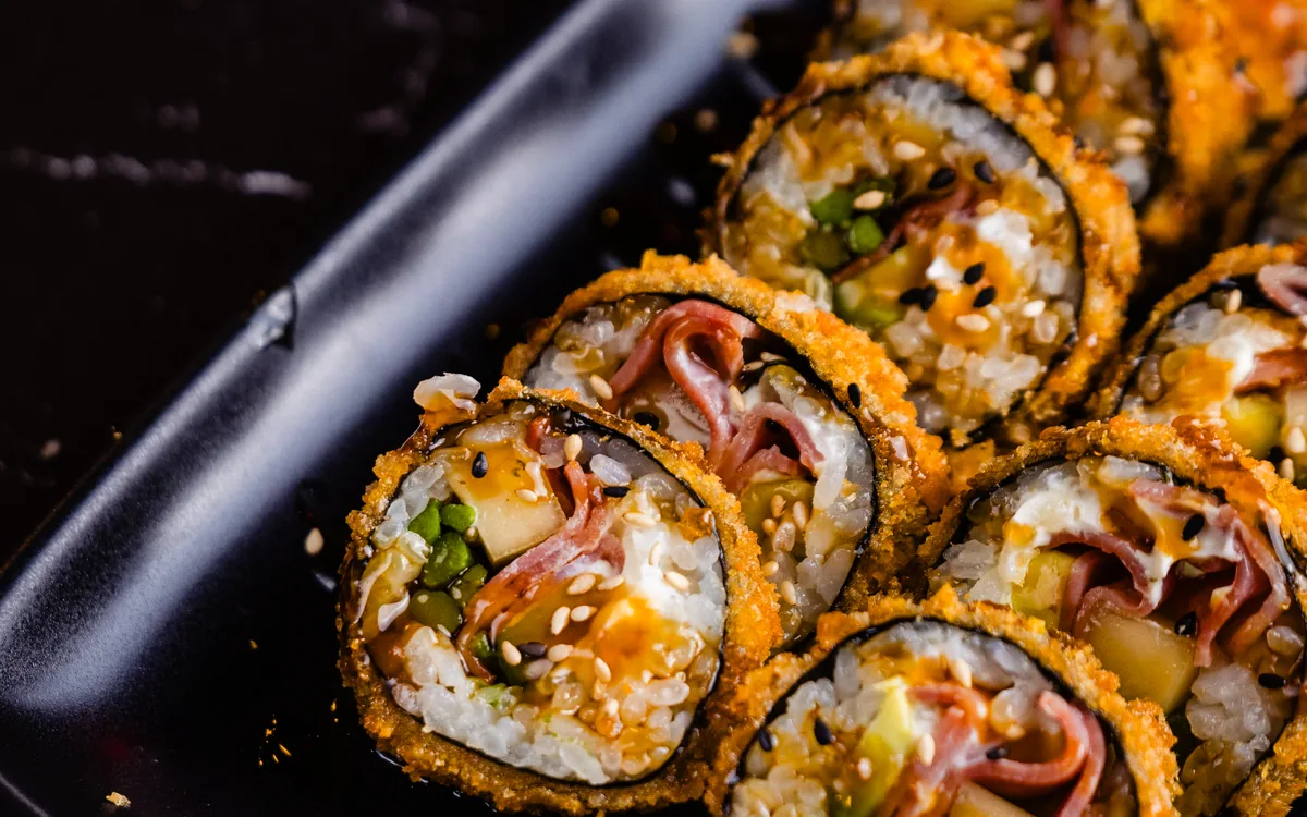 Tempura Bacón: tempura de bacon, espárrago y aguacate con mayo japo