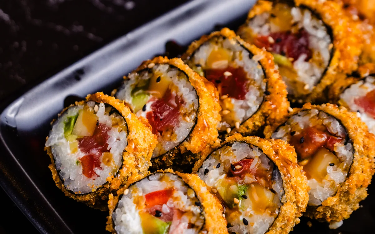 Tempura Roll: tempura de atún, aguacate, queso crema y emmental con unagi