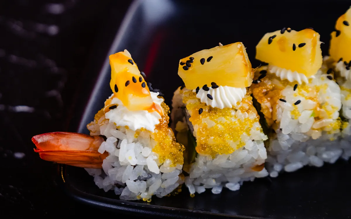 Tropical Pinha: langostino y aguacate en tobiko gold con piña y teriyaki