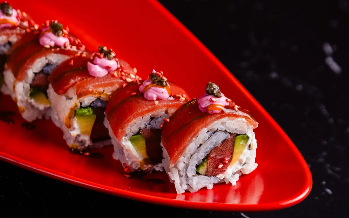 Tuna Tartufo: atún rojo, aguacate y queso crema con salsa de trufa