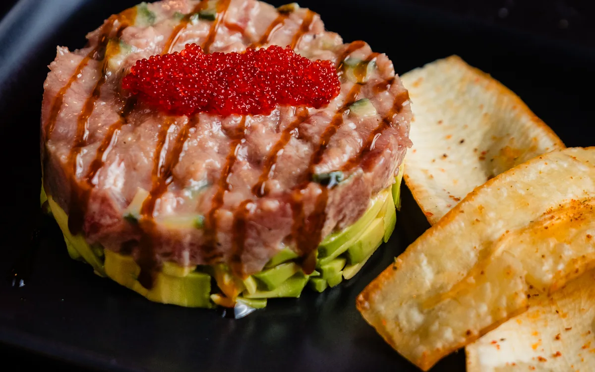 Tartar de atún: atún fresco, aguacate, tomate y pepino con sésamo