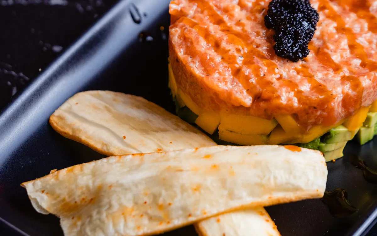 Tartar de salmón: salmón fresco, aguacate y cítricos con un toque de mango