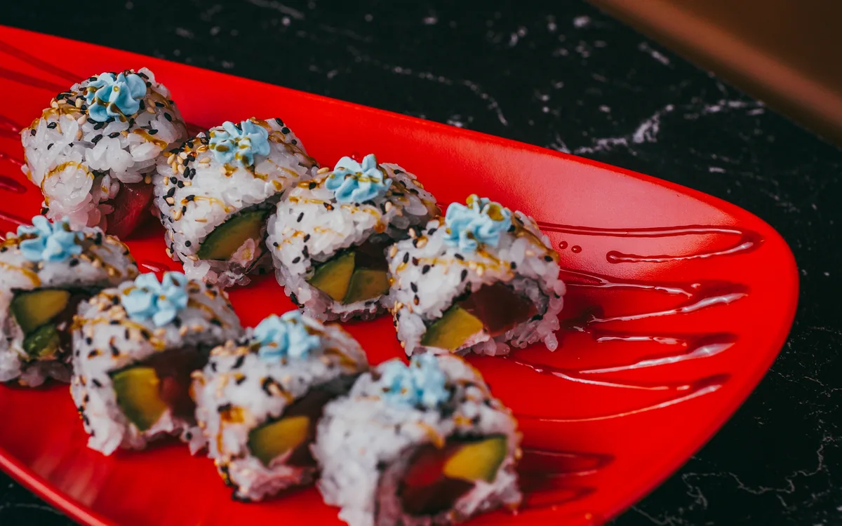 Uramaki atún: atún, aguacate y queso crema cubierto de sésamo