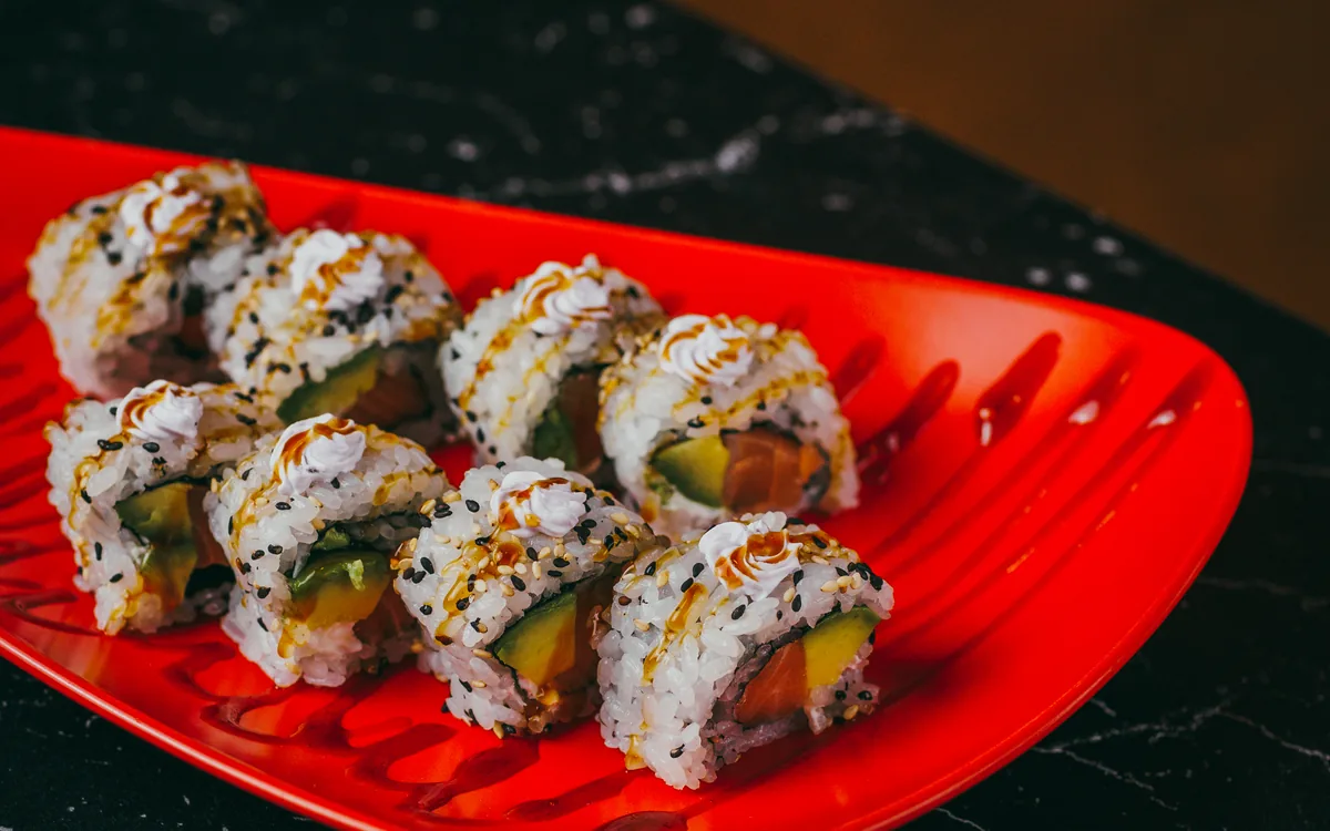 Uramaki salmón: salmón, aguacate y queso crema cubierto de sésamo